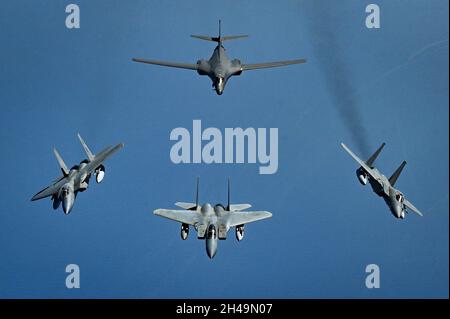 Mer Rouge, Égypte.31 octobre 2021.Un bombardier stratégique de la U.S. Air Force B1-B lance est escorté par un avion de chasse F-15 Strike Eagle de la Royal Saudi Air Force lors d'une patrouille de présence au-dessus de la mer Rouge le 30 octobre 2021 près de l'Arabie Saoudite.Credit: SRA Jerreht Harris/Planetpix/Alamy Live News Banque D'Images