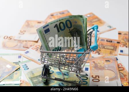 Le tramway pour un supermarché est rempli de factures d'euros.Concept financier européen.Faire des achats avec de l'argent.E-commerce en ligne. Banque D'Images