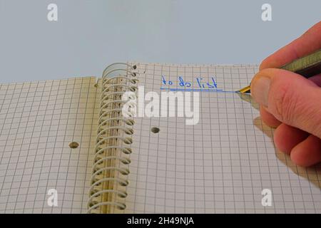 Ouvrez le bloc-notes avec la liste des tâches à effectuer.Stylo plume, cahier spirale sur table.Concept d'affaires, de planification, d'éducation.Vue de dessus.Pose à plat.Copier l'espace Banque D'Images