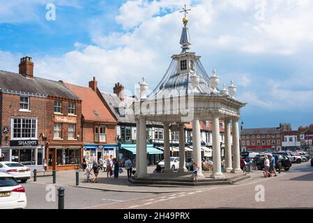 Beverley Yorkshire, vue en été de la Croix du marché située dans le marché du samedi dans le centre de la ville historique de marché de Beverley, Yorkshire, Royaume-Uni Banque D'Images