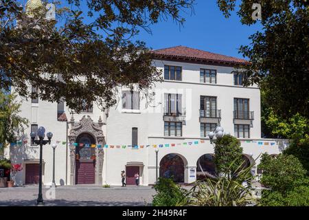 LOS ANGELES, CALIFORNIE, États-Unis - AOÛT 10 : ancien bâtiment colonial espagnol à Los Angeles, Californie, États-Unis le 10 août 2011.Deux personnes non identifiées Banque D'Images