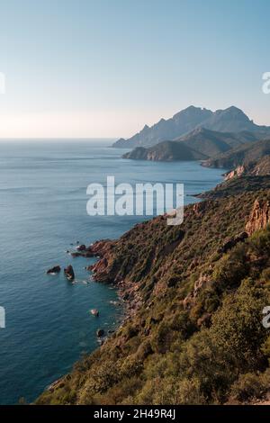 Vue vers Punta Scandola sur le manteau ouest sauvage de la Corse Banque D'Images