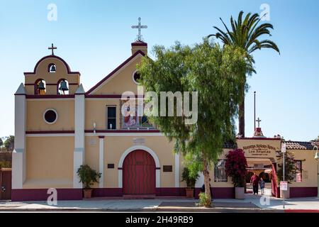 LOS ANGELES, CALIFORNIE, États-Unis - AOÛT 10 : notre Dame Reine des Anges Église catholique à Los Angeles, Californie, États-Unis le 10 août 2011.Deux personnes non identifiées Banque D'Images