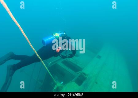 Munising Michigan, États-Unis - 13 août 2021 : plongeur explorant une épave de Grand Island Harbour Bay Banque D'Images