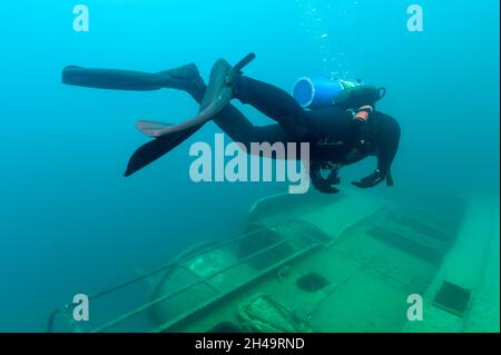 Munising Michigan, États-Unis - 13 août 2021 : plongeur explorant une épave de Grand Island Harbour Bay Banque D'Images