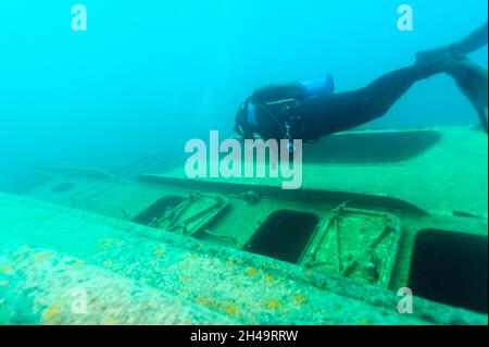 Munising Michigan, États-Unis - 13 août 2021 : plongeur explorant une épave de Grand Island Harbour Bay Banque D'Images