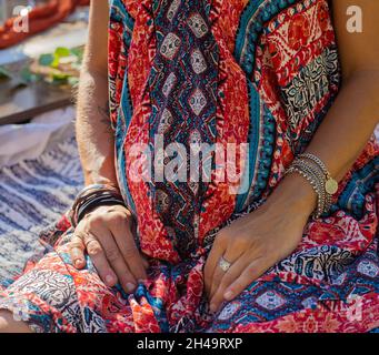 femmes enceintes de style boho avec ventre Banque D'Images