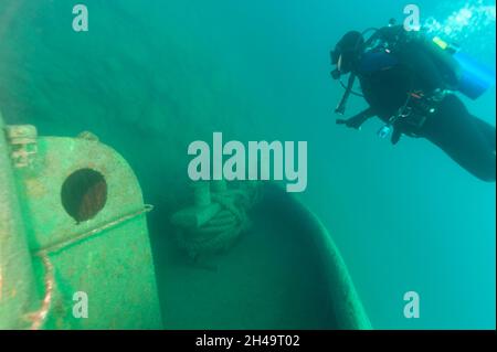 Munising Michigan, États-Unis - 13 août 2021 : plongeur explorant une épave de Grand Island Harbour Bay Banque D'Images