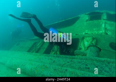 Munising Michigan, États-Unis - 13 août 2021 : plongeur explorant une épave de Grand Island Harbour Bay Banque D'Images