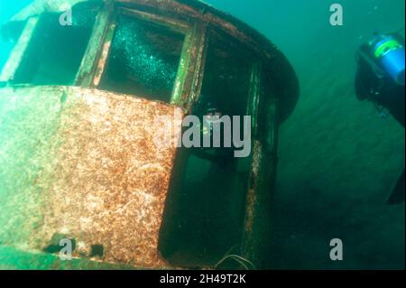 Munising Michigan, États-Unis - 13 août 2021 : plongeur explorant une épave de Grand Island Harbour Bay Banque D'Images