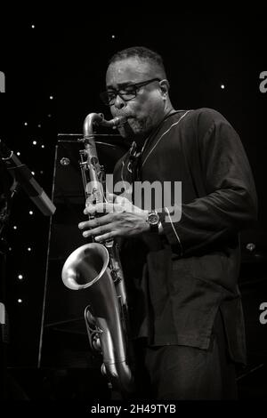 Jean Toussaint joue du sax ténor avec Jean Toussaint Allstar Sextet au Scarborough Jazz Festival 2021, Royaume-Uni Banque D'Images