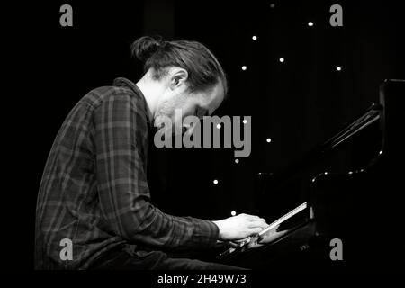 Fergus McCreadie jouant du piano avec le Fergus McCreadie Trio, Scarborough Jazz Festival 2021, Royaume-Uni Banque D'Images