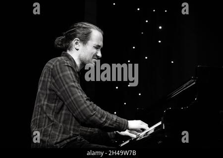 Fergus McCreadie jouant du piano avec le Fergus McCreadie Trio, Scarborough Jazz Festival 2021, Royaume-Uni Banque D'Images