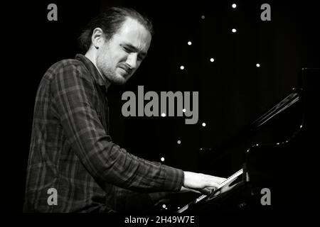 Fergus McCreadie jouant du piano avec le Fergus McCreadie Trio, Scarborough Jazz Festival 2021, Royaume-Uni Banque D'Images