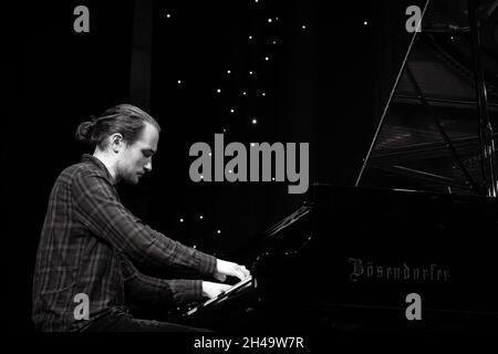 Fergus McCreadie jouant du piano avec le Fergus McCreadie Trio, Scarborough Jazz Festival 2021, Royaume-Uni Banque D'Images