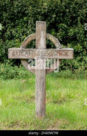 Un marqueur de sépulture en bois pour Susan Sedgwick à l'église St Gregory Rendlesham, Suffolk, Royaume-Uni Banque D'Images