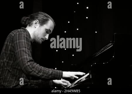 Fergus McCreadie jouant du piano avec le Fergus McCreadie Trio, Scarborough Jazz Festival 2021, Royaume-Uni Banque D'Images