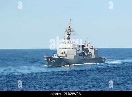 JS Akizuki, États-Unis.25 octobre 2021.Le destroyer JS Akizuki de la Force d'autodéfense maritime japonaise lors d'une patrouille conjointe avec les marines américaine et australienne le 25 octobre 2021 dans la mer des Philippines.Crédit : MC1 Deanna Gonzales/US Navy/Alamy Live News Banque D'Images