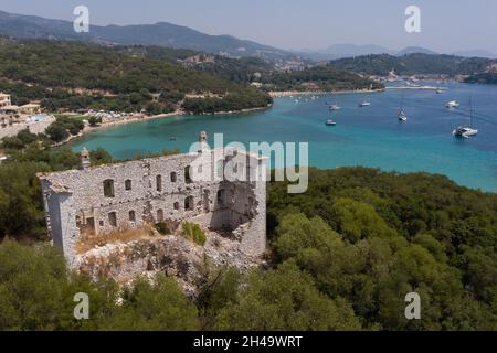 Photo aérienne de la maison abandonnée en montagne près de la plage de Valtos à Parga en Grèce Banque D'Images