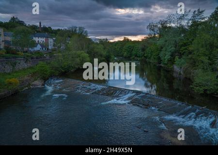 La rivière Ericht qui fait le méandres est le chemin au-dessus d'un déversoir qui traverse Blairgowrie et Rattray à la tombée de la nuit, Perthshire Scotland UK.Juin 2021 Banque D'Images