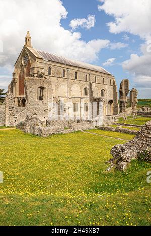 Buttercups en mai au Prieuré de St Mary, prieuré bénédictin fondé en 1091, dans le village de Binham, Norfolk, Royaume-Uni Banque D'Images