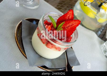 Panna cotta avec fraise sur le dessus - dessert italien Banque D'Images
