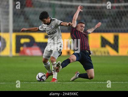 VARSOVIE, POLOGNE - OCTBER 31, 2021: Jeu de la Ligue polonaise de football Legia Warszawa - Pogon Szczecin, Andre Martins (Legia Warszawa) Kacper Kozlowski (Pogon Banque D'Images