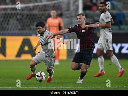 VARSOVIE, POLOGNE - OCTBER 31, 2021: Jeu de la Ligue polonaise de football Legia Warszawa - Pogon Szczecin, Andre Martins (Legia Warszawa) Kacper Kozlowski (Pogon Banque D'Images