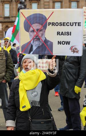 Glasgow, Royaume-Uni.1er novembre 2021.Un certain nombre de ressortissants iraniens ont organisé un rassemblement de protestation à George Square, Glasgow, Écosse, Royaume-Uni contre RAISI, le mollah iranien, alléguant qu'il était responsable de la mort de nombreux citoyens iraniens et de la destruction générale de l'environnement iranien.Le rassemblement a été pris en charge par STRUAN STEVENSON, (ex-eurodéputé) Président de l'Association européenne pour la liberté en Irak (EIFA).Crédit : Findlay/Alay Live News Banque D'Images