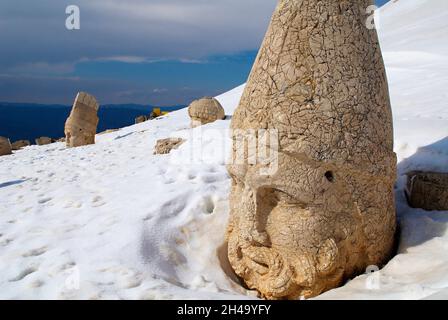 Turquie.Province d'Anatolie orientale.Site archéologique de Nemrut Dagi.Colossal Head at West Terrace of Hierothesion of Antiochus I. patrimoine mondial de l'UNESCO Banque D'Images