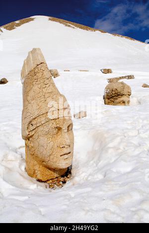 Turquie.Province d'Anatolie orientale.Site archéologique de Nemrut Dagi.Colossal Head at West Terrace of Hierothesion of Antiochus I. patrimoine mondial de l'UNESCO Banque D'Images