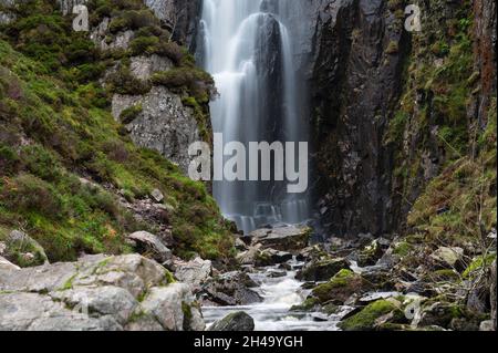 Wailing Widow Falls à Assynt, dans les Highlands du Nord-Ouest de l'Écosse.Chutes d'eau lisse, ruisseau, rochers, falaises de part et d'autre avec verdure.Personne Banque D'Images