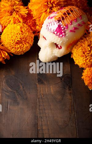 Crâne de sucre avec fleurs de Cempasuchil ou Marigold.Décoration traditionnellement utilisée dans les autels pour la célébration du jour des morts au Mexique Banque D'Images