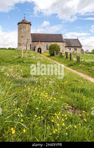 Printemps à l'église St Andrews datant de l'époque normande dans le village de Little Snoring, Norfolk, Royaume-Uni Banque D'Images