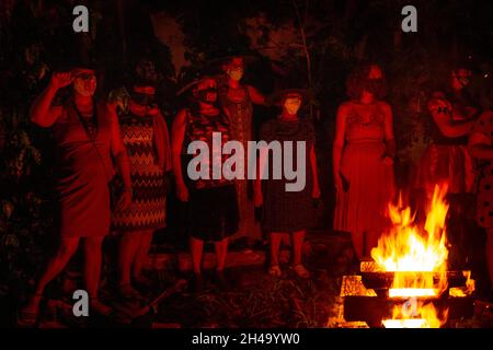 Plusieurs femmes autour d'un feu de camp.La nuit des sorcières rouges - était un événement politique d'Halloween contre le président Jair Bolsonaro. Banque D'Images