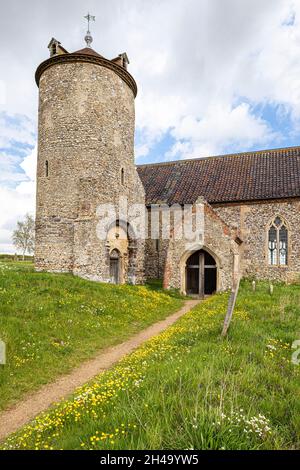 Printemps à l'église St Andrews datant de l'époque normande dans le village de Little Snoring, Norfolk, Royaume-Uni Banque D'Images