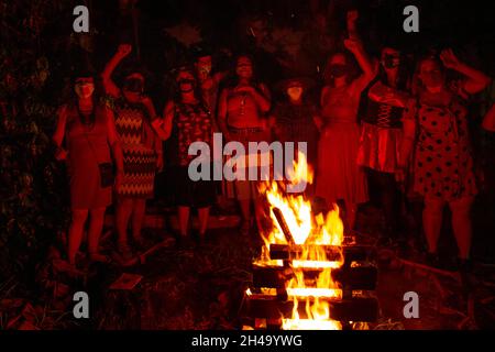 Plusieurs femmes autour d'un feu de camp.La nuit des sorcières rouges - était un événement politique d'Halloween contre le président Jair Bolsonaro. Banque D'Images