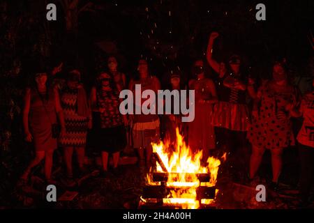 Plusieurs femmes autour d'un feu de camp.La nuit des sorcières rouges - était un événement politique d'Halloween contre le président Jair Bolsonaro. Banque D'Images