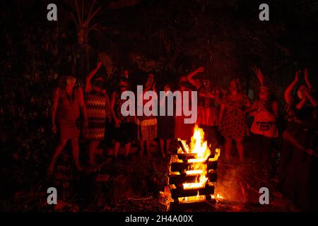 Plusieurs femmes autour d'un feu de camp.La nuit des sorcières rouges - était un événement politique d'Halloween contre le président Jair Bolsonaro. Banque D'Images