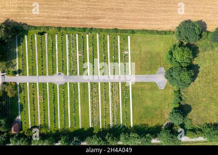 Photo de drone aérienne de la ville de Huntington à York, au Royaume-Uni, montrant une cour de sépulture avec des rangées de pierres tombales le long d'un champ de fermiers Banque D'Images