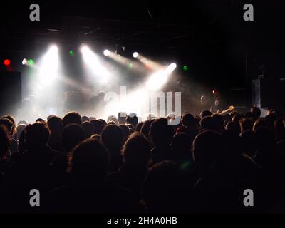 Groupe indépendant écossais Mogwai, photographié sur scène à Nottingham Rock City en avril 2004.Éclairage de concerts Moody. Banque D'Images