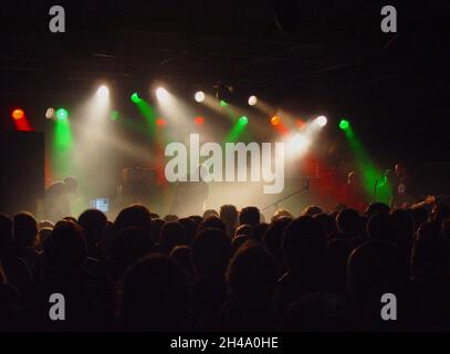 Groupe indépendant écossais Mogwai, photographié sur scène à Nottingham Rock City en avril 2004.Éclairage de concerts Moody. Banque D'Images