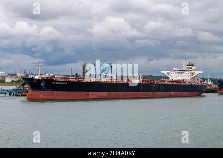 un gros navire-citerne de pétrole brut charge et déchargeant des marchandises à la raffinerie de pétrole exxon esso mobil, au bord du solent, au port de southampton Banque D'Images