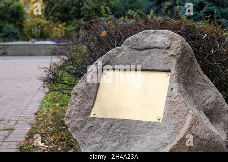 Plaque vierge sur la pierre. Plaque commémorative en bronze dans le parc. Vider le panneau d'affichage sur le mur Banque D'Images