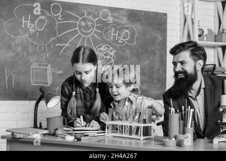 Expérience et connaissances.Programme post-école guidé par un mentor.Connaissances pratiques.Connaissances de base.Étudiez dur.Famille intelligente.Garde d'enfants et Banque D'Images