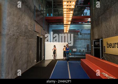 Bruxelles, Belgique - 11 10 2018: Intérieur avec néons du Beursschouwburg, théâtre flamand et centre des arts Banque D'Images