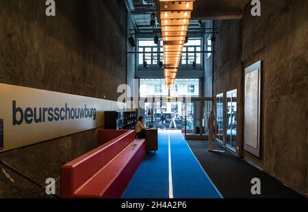 Bruxelles, Belgique - 11 10 2018: Intérieur avec néons du Beursschouwburg, théâtre flamand et centre des arts Banque D'Images