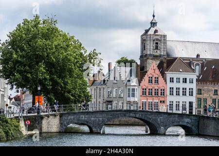 Vue sur les bâtiments historiques du Spiegelrei à Bruges, Belgique Banque D'Images