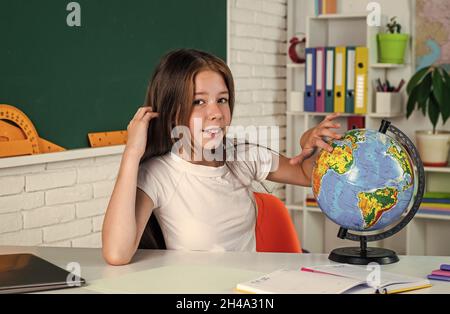 l'enfant regarde le monde. géographie. retour à l'école. éducation formelle dans la vie moderne. concept de scolarisation à domicile. développement de l'enfance. faire passer les connaissances Banque D'Images