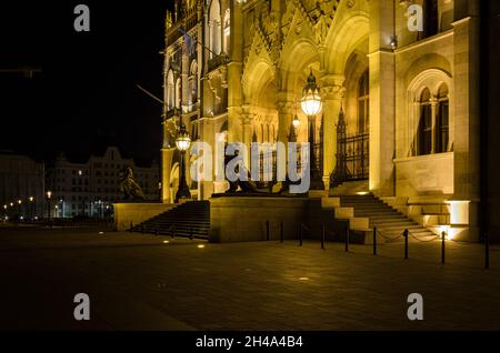 Parlement hongrois illuminé la nuit, Budapest, Hongrie Banque D'Images